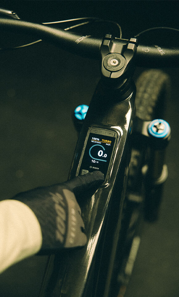 Kiox 400C je farebný displej, integrovaný a prispôsobiteľný, ktorý jasne zobrazuje všetky kľúčové údaje: rýchlosť, dojazd, výkon, srdcovú frekvenciu, navigáciu a ďalšie.